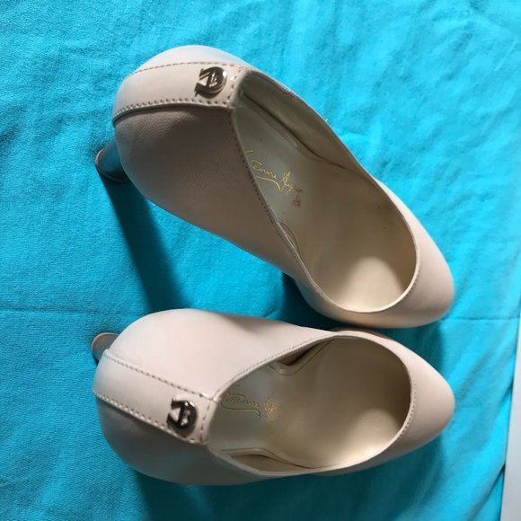 Etienne Aigner Women's Pumps - Picture 4 of 4